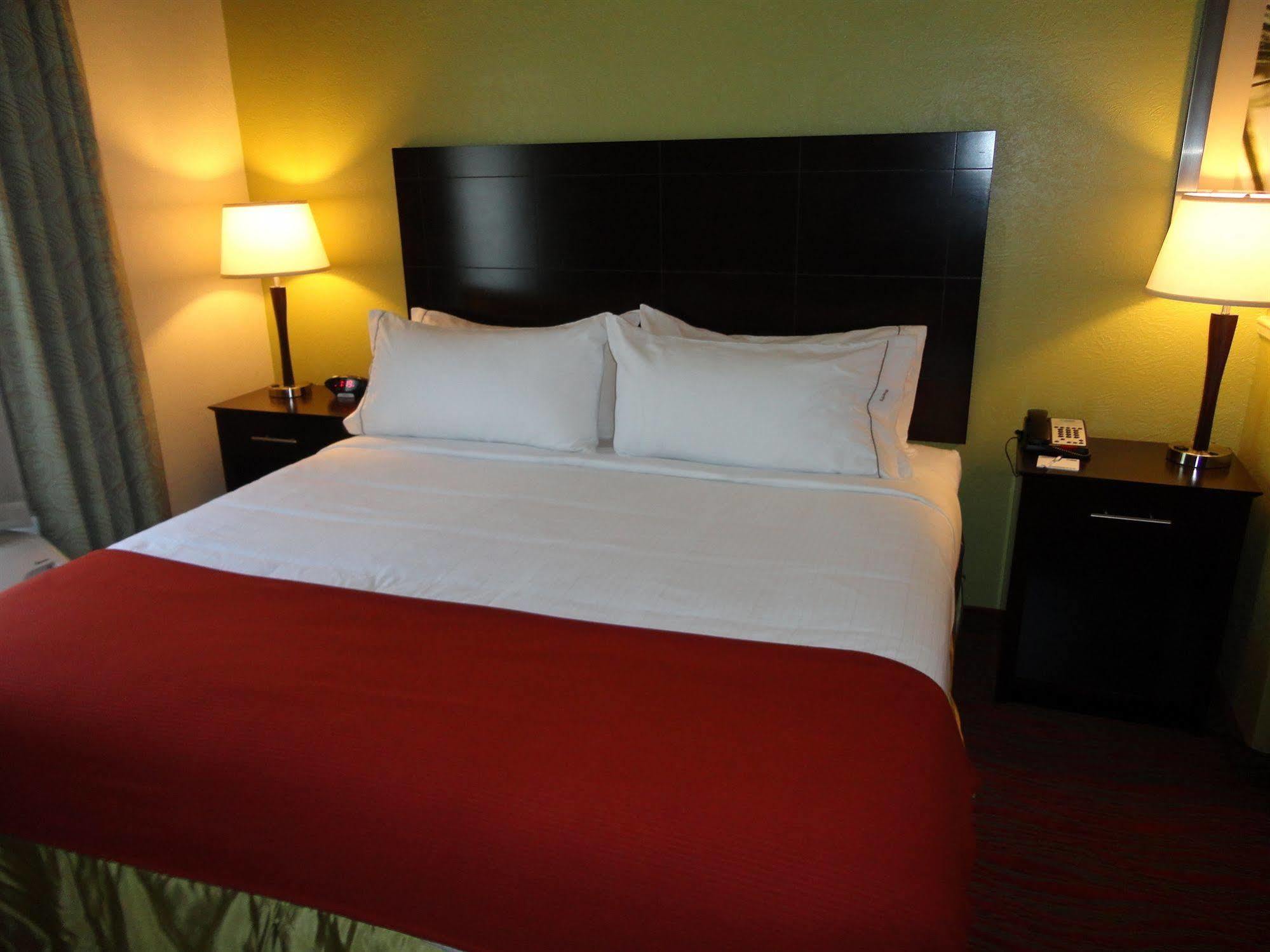 Holiday Inn Express & Suites Indianapolis North - Carmel By Ihg Exterior photo